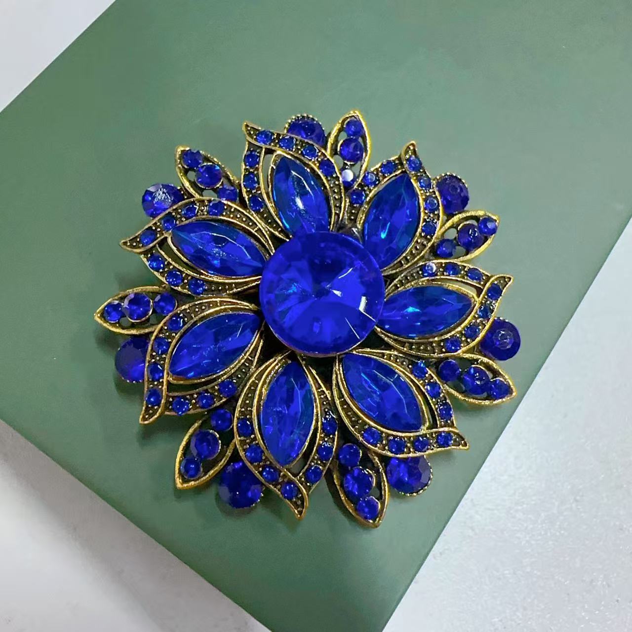 Broche de flor de cristal de v - Hi Tech Accessories avaliação e preço