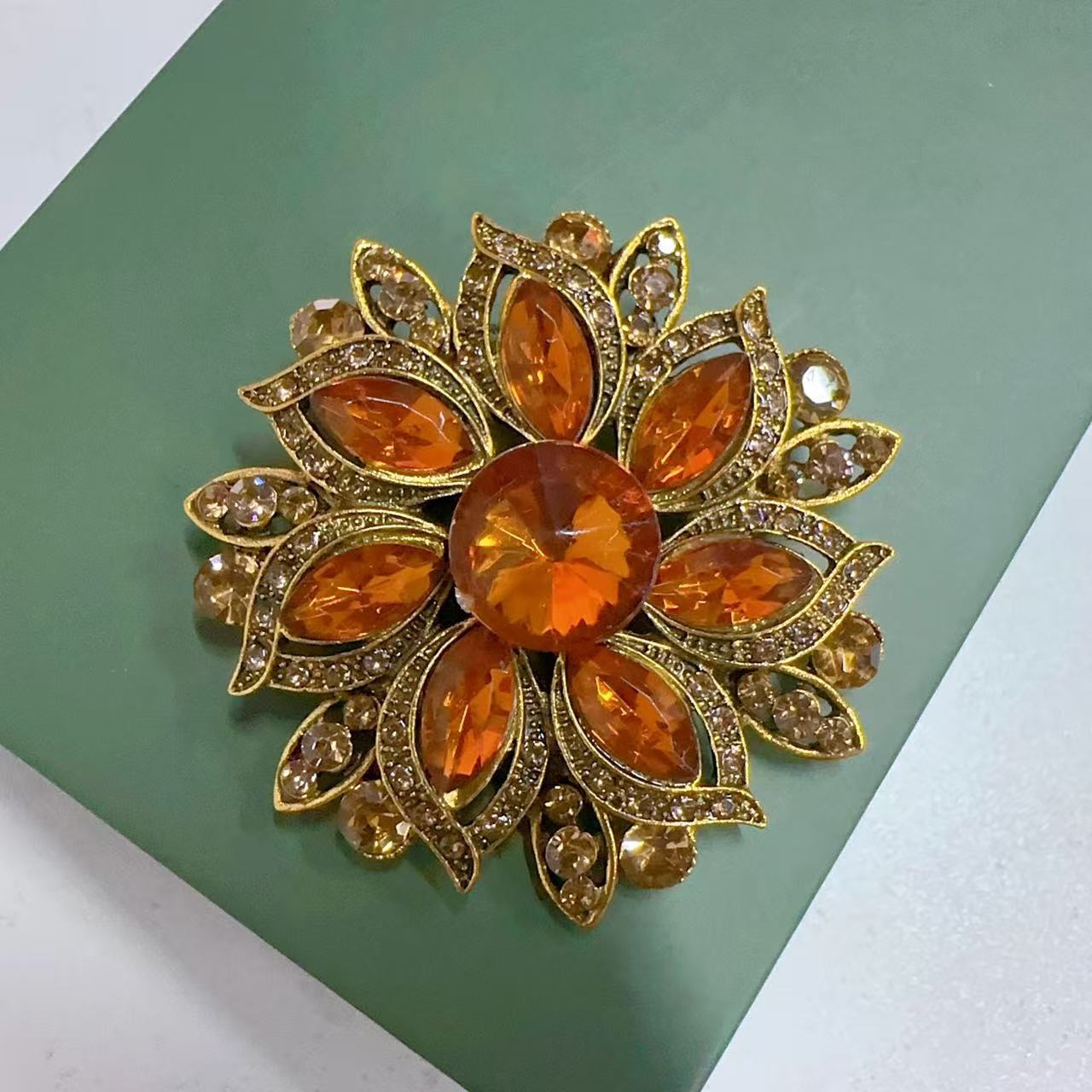 Broche de flor de cristal de v - Hi Tech Accessories avaliação e preço