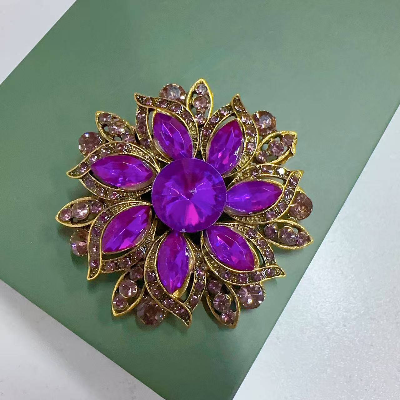 Broche de flor de cristal de v - Hi Tech Accessories avaliação e preço